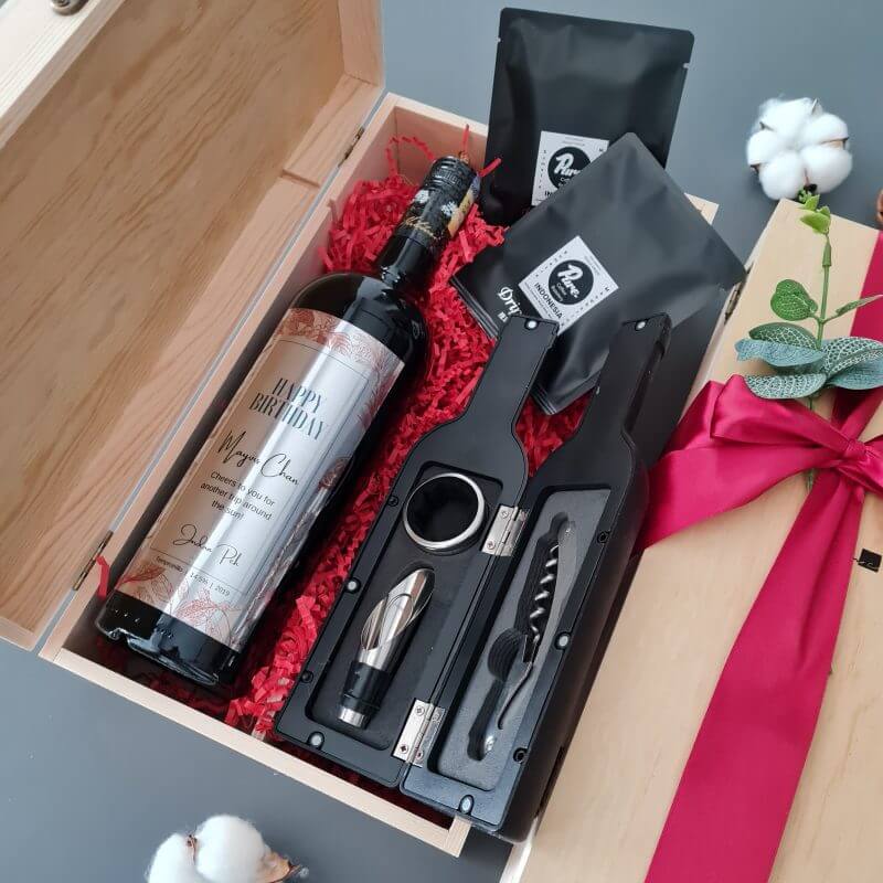 Personalised wine gift set for clients shows thoughtfulness
