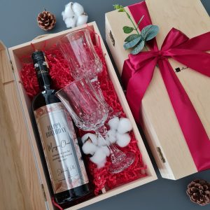 Personalised wine gift set for employees to express appreciation